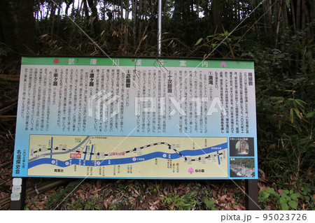 福知山線廃線敷に沿って流れる武庫川渓谷 95023726