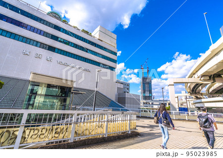 日本の横浜都市景観　横浜駅前（東口）などを望む 95023985