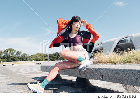 おしゃれなスポーツファッションの女性 95023992