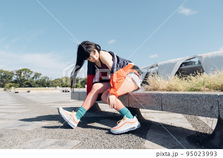 おしゃれなスポーツファッションの女性 おしゃれなスポーツファッションの女性 95023993