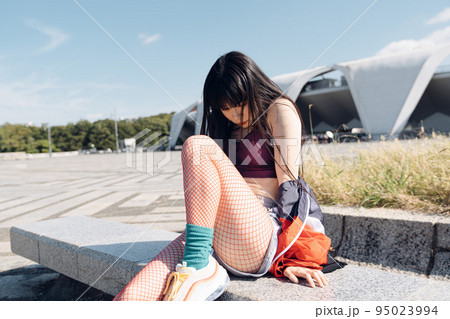 おしゃれなスポーツファッションの女性 おしゃれなスポーツファッションの女性 95023994