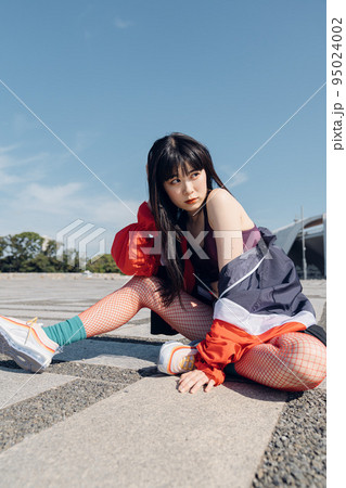 おしゃれなスポーツファッションの女性 95024002