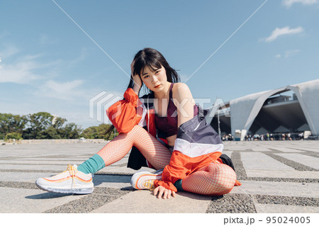 おしゃれなスポーツファッションの女性 おしゃれなスポーツファッションの女性 95024005