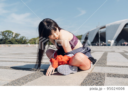 おしゃれなスポーツファッションの女性 95024006