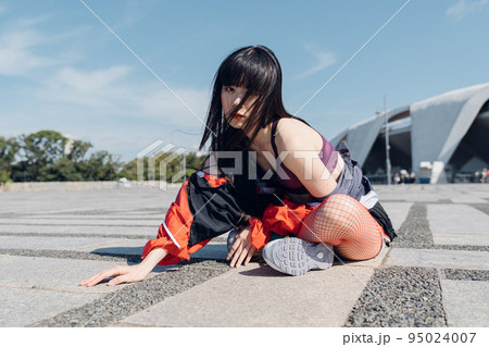 おしゃれなスポーツファッションの女性 おしゃれなスポーツファッションの女性 95024007