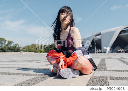 おしゃれなスポーツファッションの女性 95024008