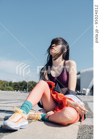 おしゃれなスポーツファッションの女性 おしゃれなスポーツファッションの女性 95024012