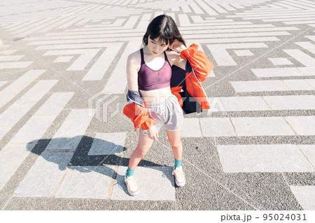 おしゃれなスポーツファッションの女性 95024031