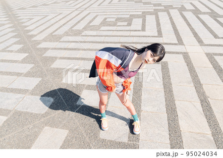 おしゃれなスポーツファッションの女性 95024034