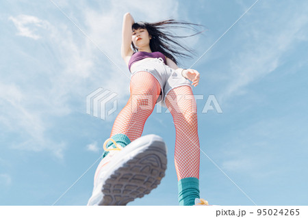 ローアングルのアスリート女性 95024265