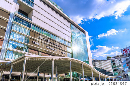 日本の横浜都市景観 10月。いまだコロナ禍だが、行動制限はない…(賑わう)横浜駅=10月1日 日本の横浜都市景観 10月。いまだコロナ禍だが、行動制限はない…(賑わう)横浜駅=10月1日 95024347