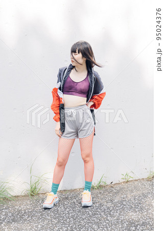 スポーツファッションの女性のクールなイメージ スポーツファッションの女性のクールなイメージ 95024376