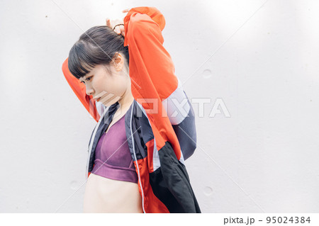 スポーツファッションの女性のクールなイメージ 95024384