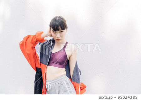 スポーツファッションの女性のクールなイメージ スポーツファッションの女性のクールなイメージ 95024385