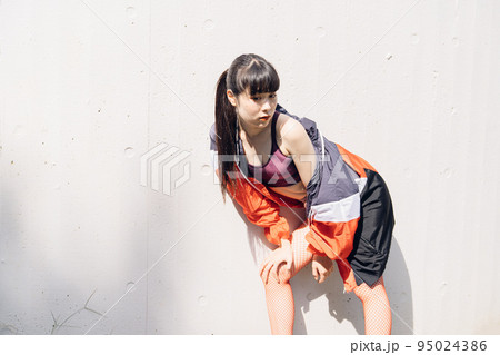 スポーツファッションの女性のクールなイメージ 95024386