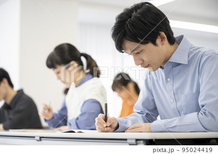 勉強する若い男女　イメージ 95024419