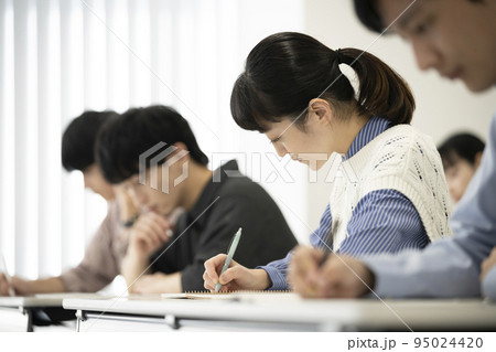 勉強する若い男女　イメージ 95024420