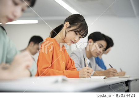 勉強する若い男女 イメージ 勉強する若い男女 イメージ 95024421
