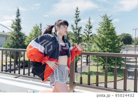 躍動するアスリート女性 躍動するアスリート女性 95024432