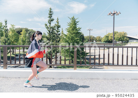 躍動するアスリート女性 95024435