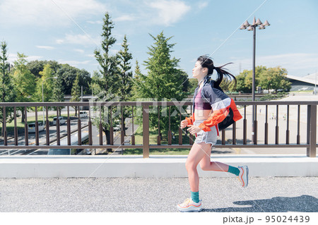 躍動するアスリート女性 躍動するアスリート女性 95024439