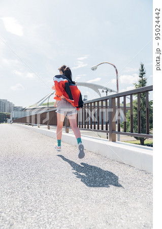 躍動するアスリート女性 躍動するアスリート女性 95024442