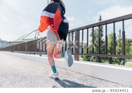 躍動するアスリート女性 95024451