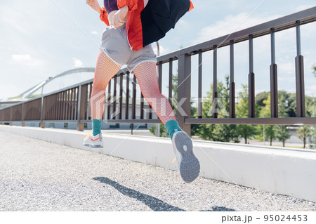 躍動するアスリート女性 95024453