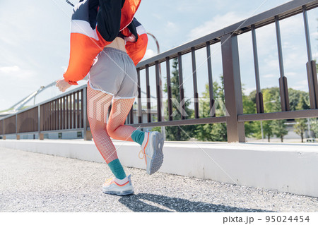 躍動するアスリート女性 95024454