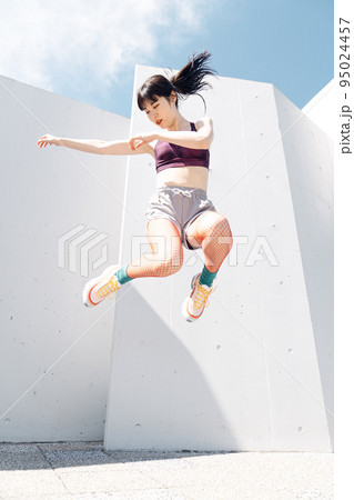 躍動するアスリート女性 95024457