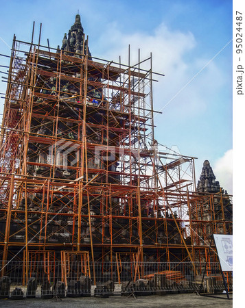 インドネシア・プランバナン寺院群 修復中の祠堂 インドネシア・プランバナン寺院群 修復中の祠堂 95024487