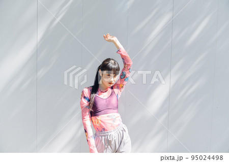 光の射す場所でのスポーツファッション 95024498