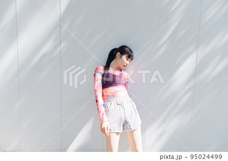 光の射す場所でのスポーツファッション 95024499