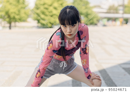 おしゃれなスポーツファッションでエクササイズする女性 おしゃれなスポーツファッションでエクササイズする女性 95024671