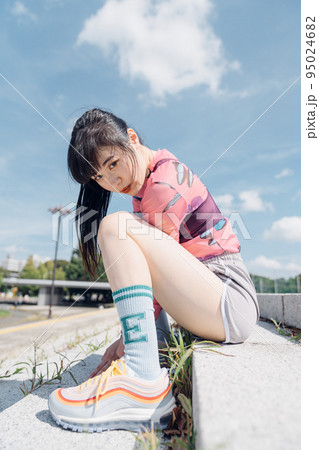 おしゃれなスポーツファッションでエクササイズする女性 95024682