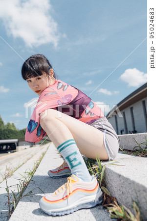 おしゃれなスポーツファッションでエクササイズする女性 おしゃれなスポーツファッションでエクササイズする女性 95024683