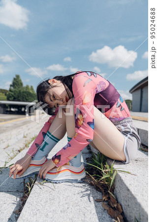おしゃれなスポーツファッションでエクササイズする女性 95024688