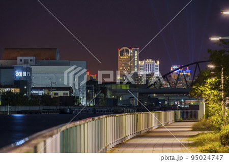 中央卸市場の横にある緑道からユニバーサルシティ方面の夜景を望む 95024747