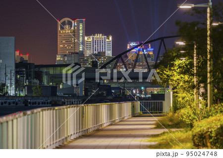中央卸市場の横にある緑道からユニバーサルシティ方面の夜景を望む 95024748