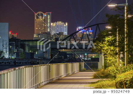 中央卸市場の横にある緑道からユニバーサルシティ方面の夜景を望む 中央卸市場の横にある緑道からユニバーサルシティ方面の夜景を望む 95024749