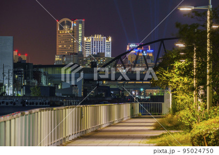 中央卸市場の横にある緑道からユニバーサルシティ方面の夜景を望む 中央卸市場の横にある緑道からユニバーサルシティ方面の夜景を望む 95024750