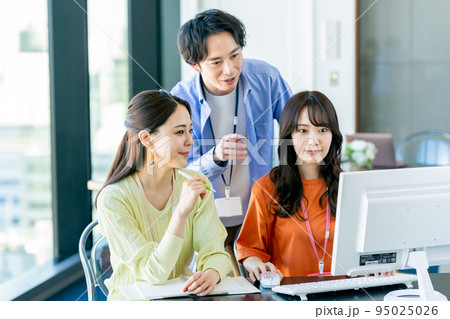 オフィスの若いエンジニア オフィスの若いエンジニア 95025026