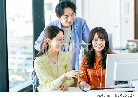 オフィスの若いエンジニア 95025027