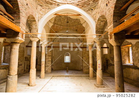 トルコ　シリンジェにある聖ヨハネ教会の聖堂内 95025282