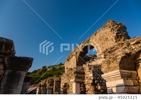 トルコ　エフェソスの古代都市遺跡のスコラスティカの浴場 95025315