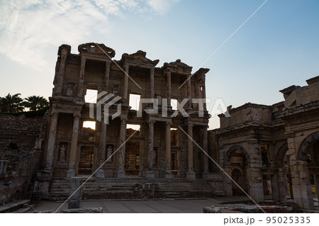 トルコ エフェソスの古代都市遺跡のセルシウス図書館とマツェウスとミスリダテスの門 トルコ エフェソスの古代都市遺跡のセルシウス図書館とマツェウスとミスリダテスの門 95025335