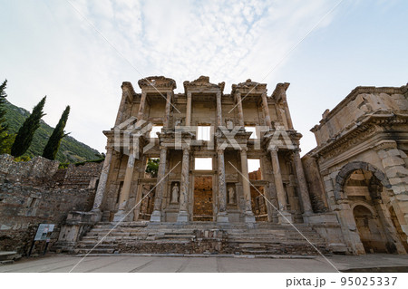トルコ エフェソスの古代都市遺跡のセルシウス図書館とマツェウスとミスリダテスの門 トルコ エフェソスの古代都市遺跡のセルシウス図書館とマツェウスとミスリダテスの門 95025337