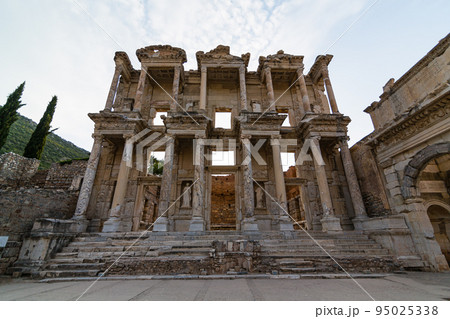 トルコ エフェソスの古代都市遺跡にある世界三代図書館の一つのセルシウス図書館. トルコ エフェソスの古代都市遺跡にある世界三代図書館の一つのセルシウス図書館. 95025338
