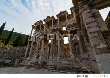 トルコ　エフェソスの古代都市遺跡にある世界三代図書館の一つのセルシウス図書館. 95025340