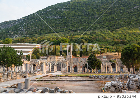 トルコ エフェソスの古代都市遺跡の商業アゴラ トルコ エフェソスの古代都市遺跡の商業アゴラ 95025344